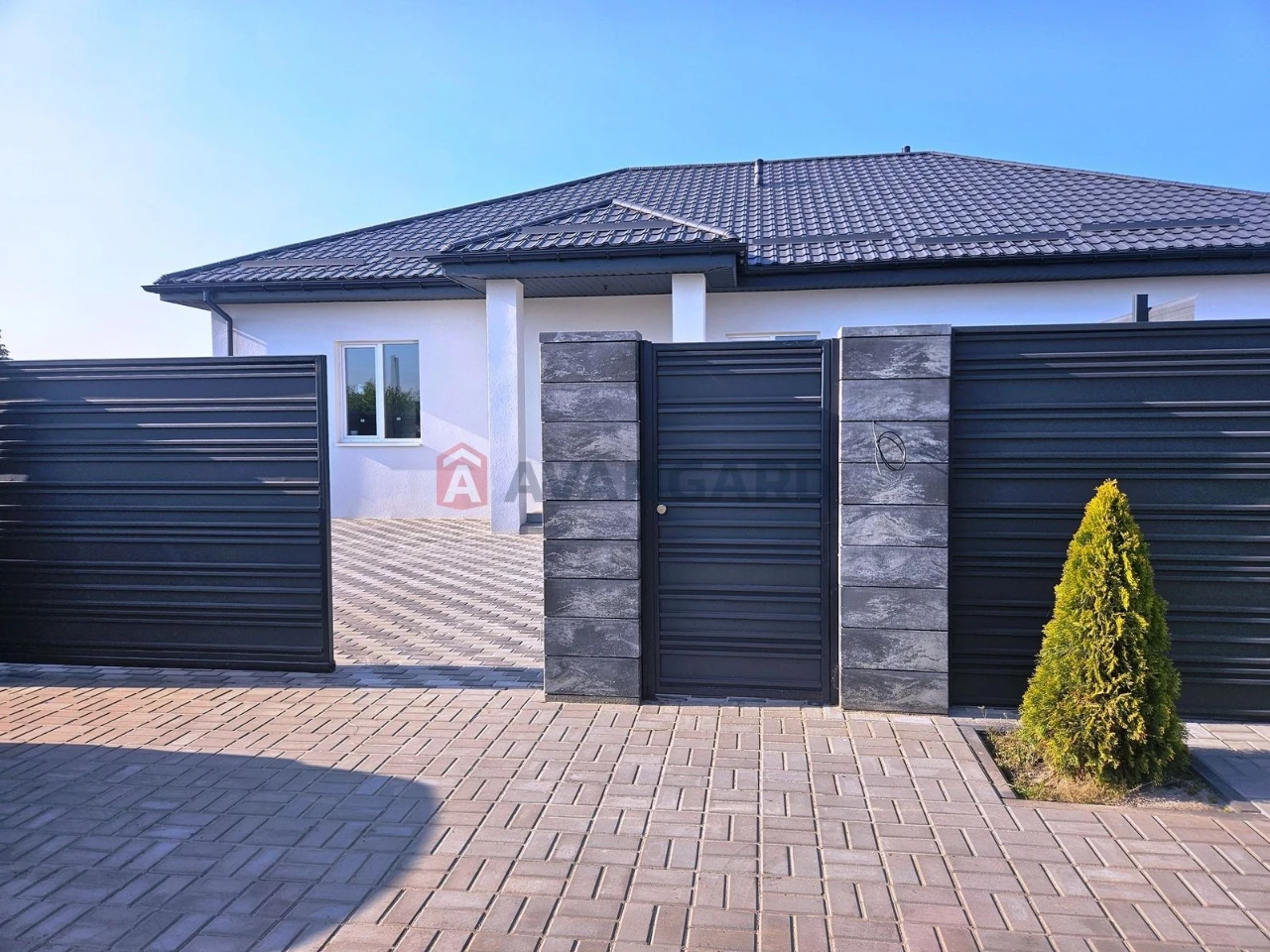 Sale of a modern house with gas!