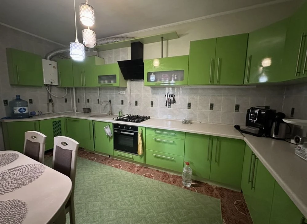 Продам двохповерховий будинок