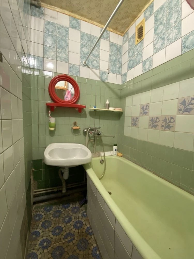 Selling 4 room apartment, Saltovo, Street of Heroes of Labor, 45
