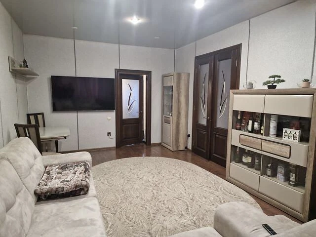 Sale of a 3-room apartment 87.70 m² on Ul. Ulasa Samchuka 240000