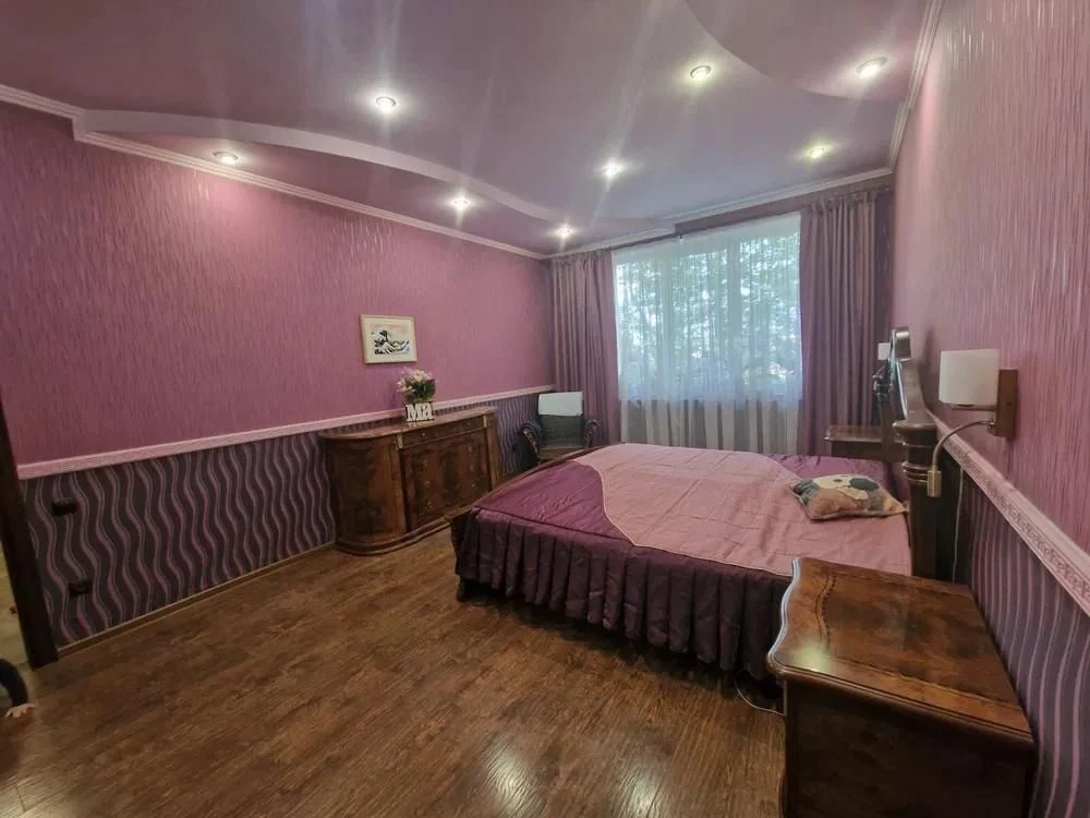 Sale of a 3-room apartment 87.70 m² on Ul. Ulasa Samchuka 240000
