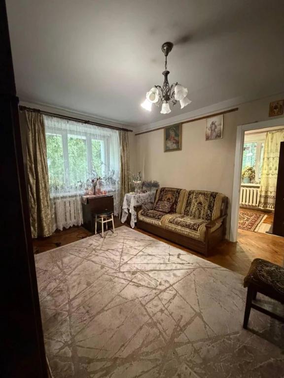 Sale of a 2-room apartment on Volodymyra Velykyi 35a