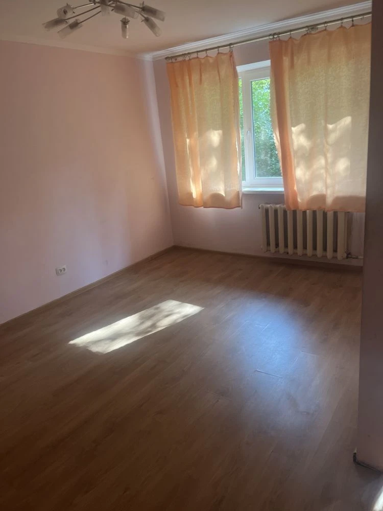 For Sale: Apartment on Lipinskogo Street