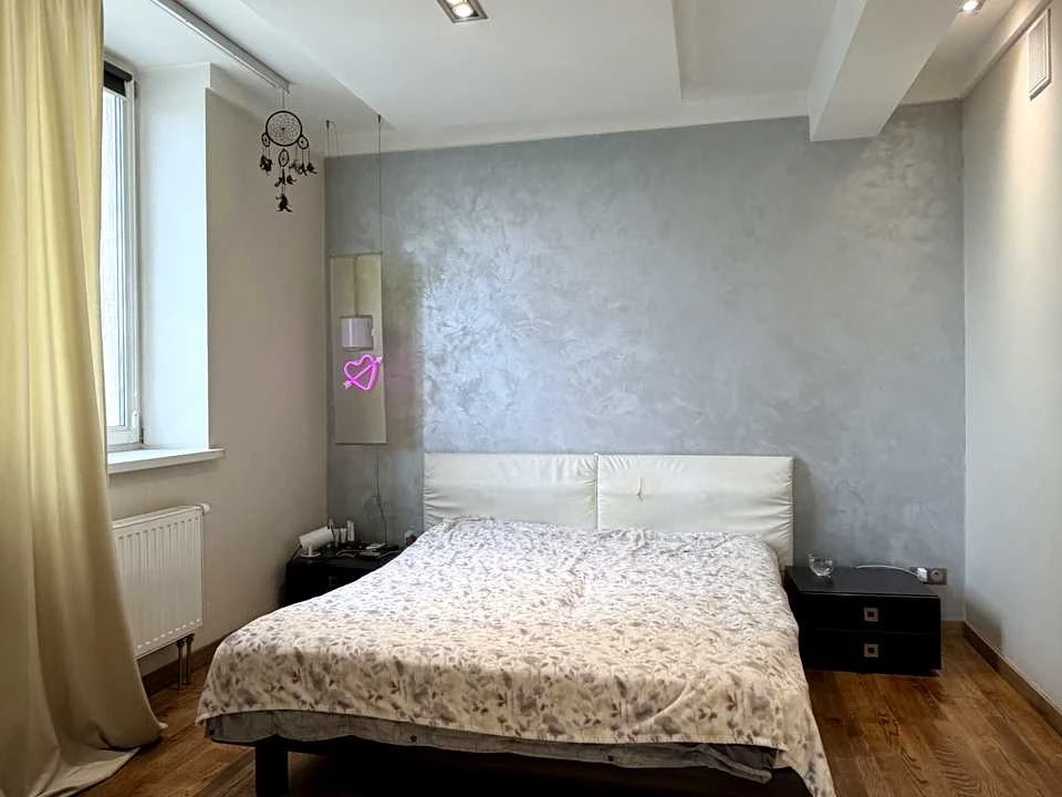 One-Bedroom Apartment. Sapernoslobidskaya Street, Kyiv