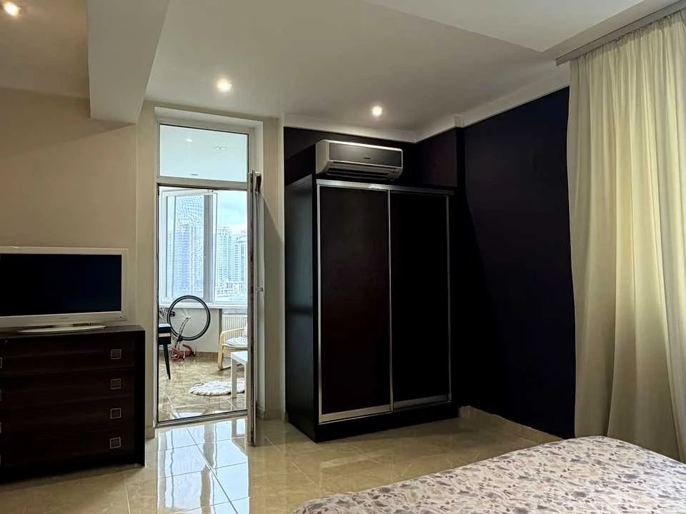One-Bedroom Apartment. Sapernoslobidskaya Street, Kyiv