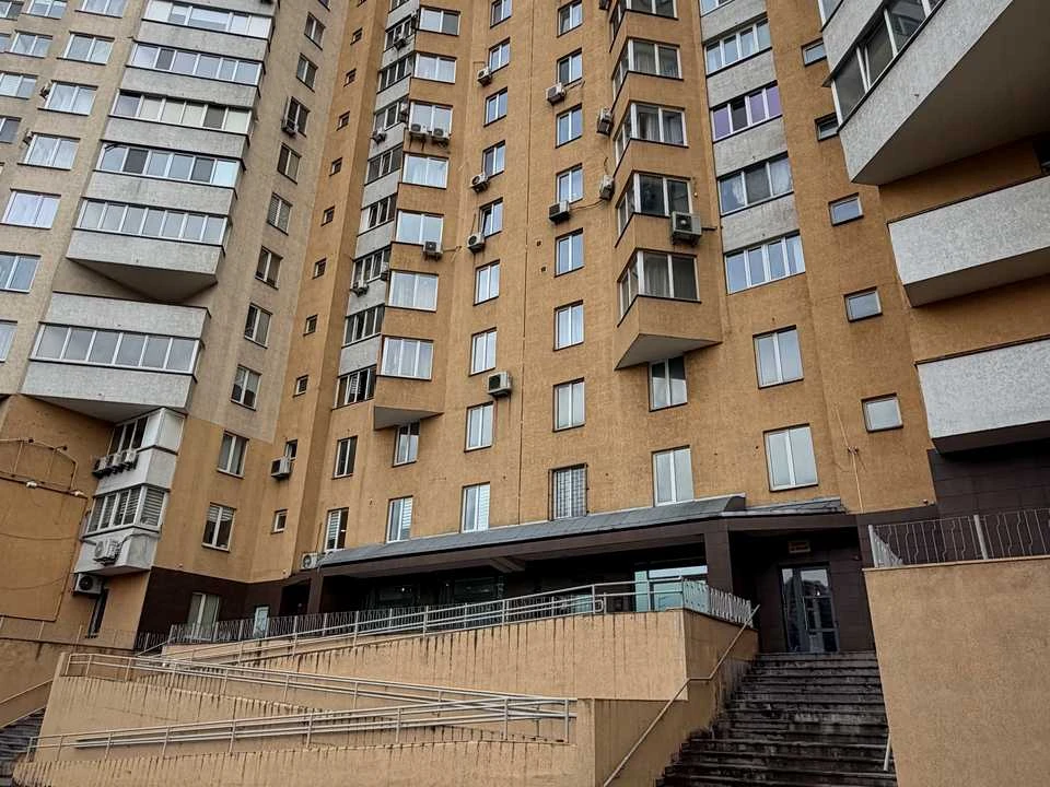 One-Bedroom Apartment. Sapernoslobidskaya Street, Kyiv