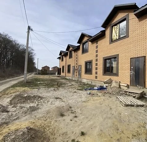 Продаж таунхаусу в чороновому стані 95 кв м. 3 кімнати,