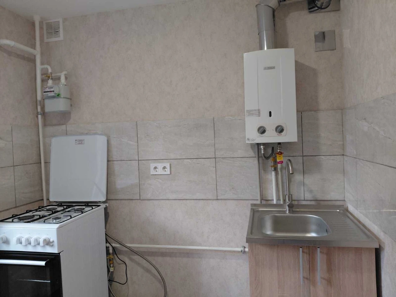 Продам 1 кімнатну квартиру, центр, на вулиці Незалежної України, з ремонтом, 175