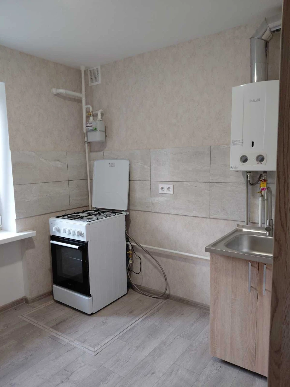 Продам 1 кімнатну квартиру, центр, на вулиці Незалежної України, з ремонтом, 175