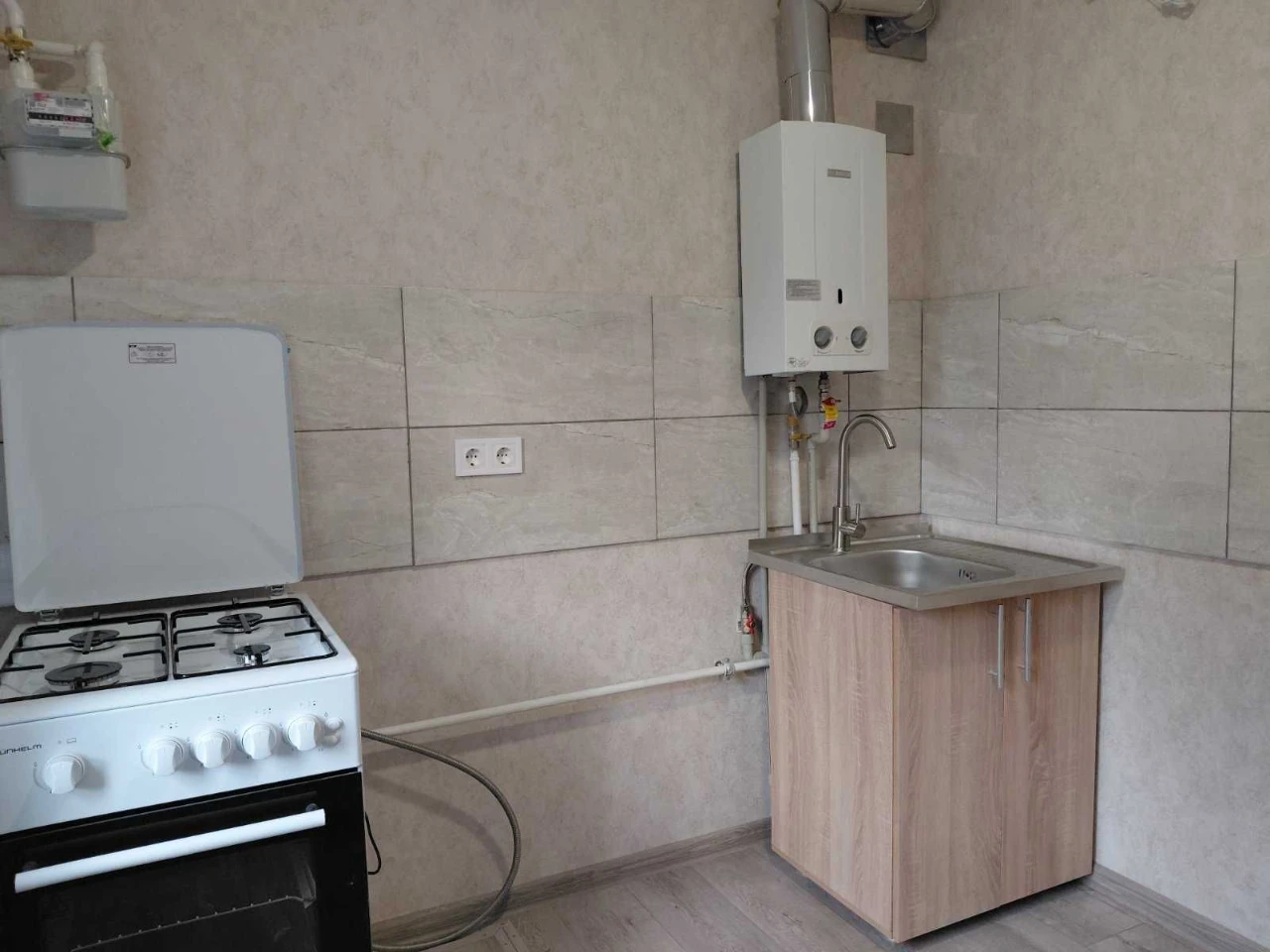 Продам 1 кімнатну квартиру, центр, на вулиці Незалежної України, з ремонтом, 175