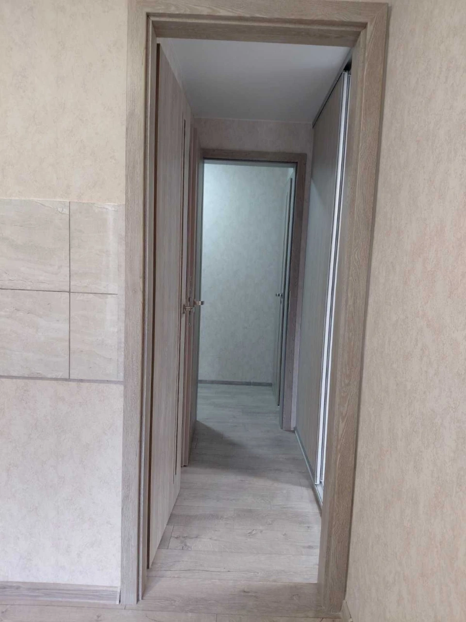 Продам 1 кімнатну квартиру, центр, на вулиці Незалежної України, з ремонтом, 175