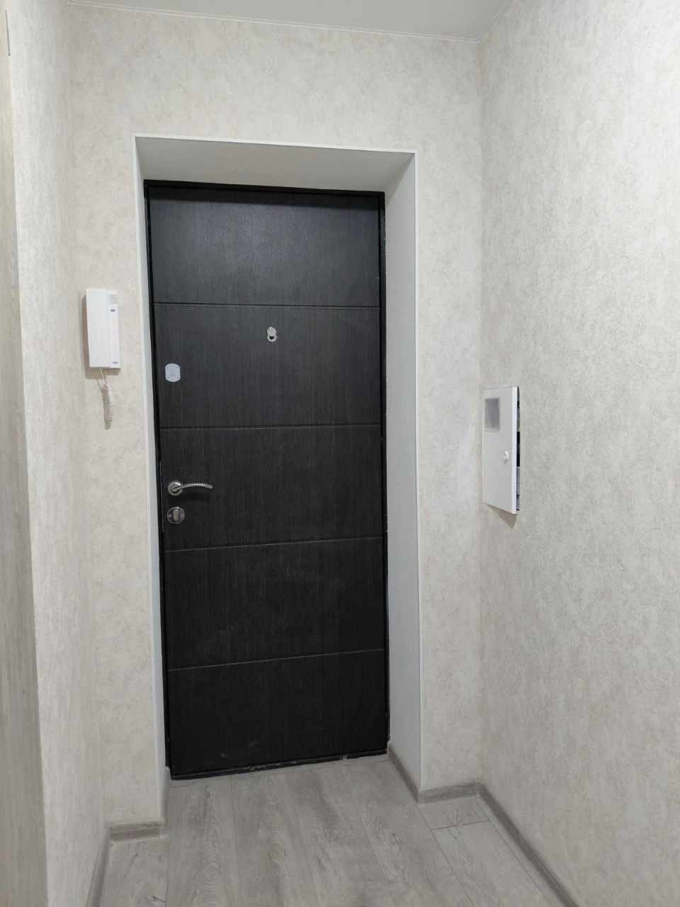 Продам 1 кімнатну квартиру, центр, на вулиці Незалежної України, з ремонтом, 175