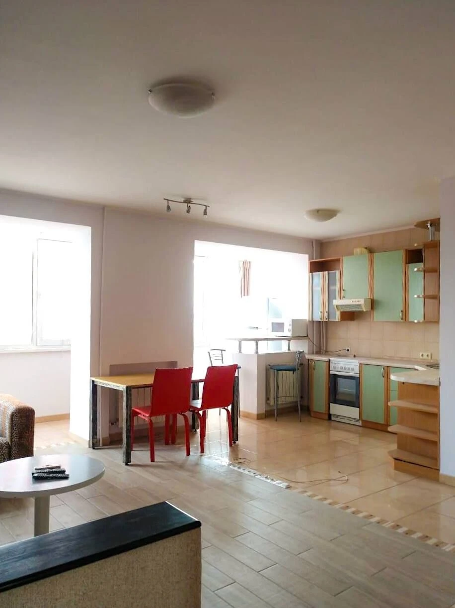 For rent: Panoramic 2-bedroom apartment in the center of Kyiv! No commission.