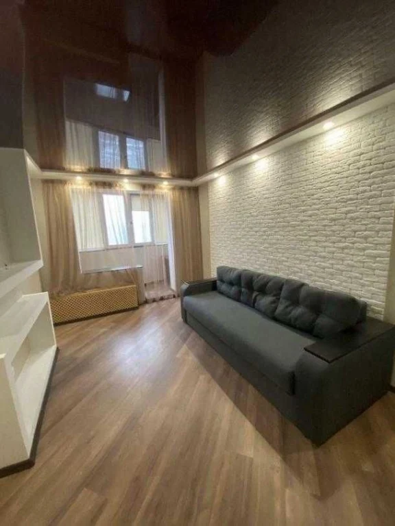 For sale urgently, 2-room apartment, Heroes of Labor Street, 522nd district. Possible sale.