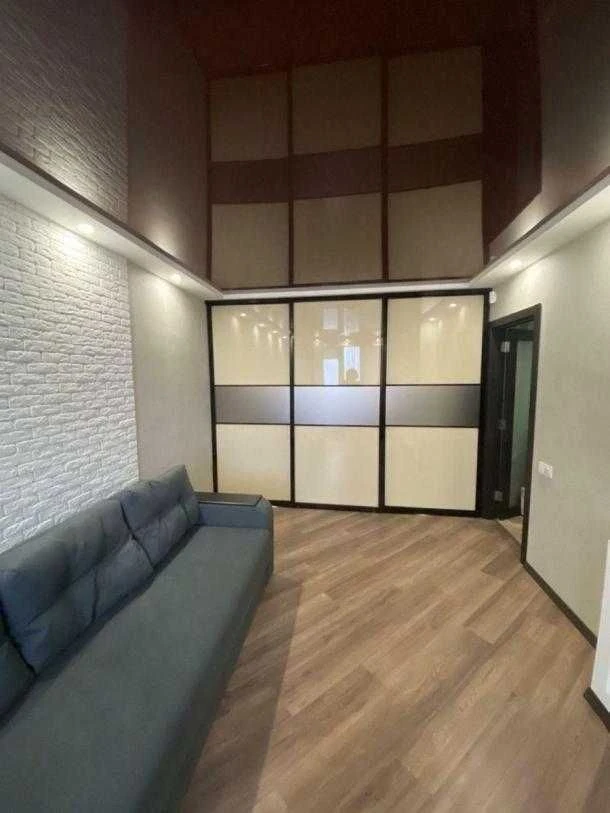 For sale urgently, 2-room apartment, Heroes of Labor Street, 522nd district. Possible sale.