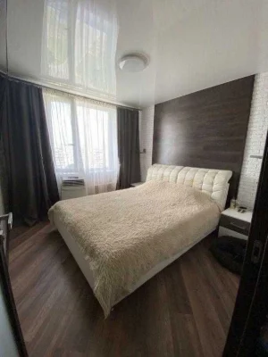 For sale urgently, 2-room apartment, Heroes of Labor Street, 522nd district. Possible sale.