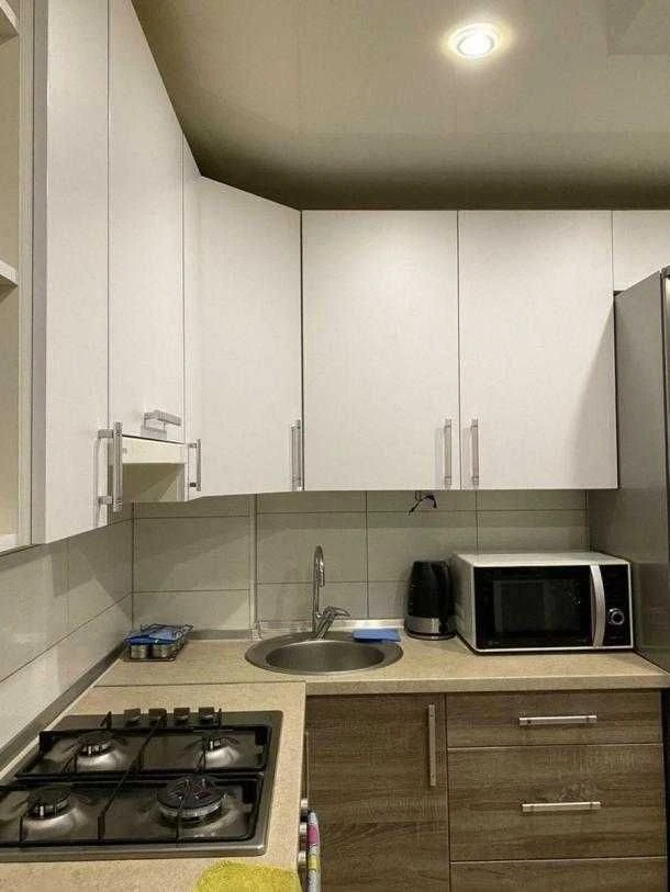 For sale urgently, 2-room apartment, Heroes of Labor Street, 522nd district. Possible sale.