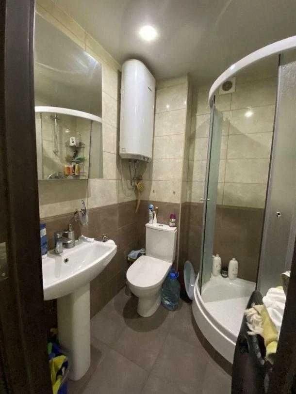 For sale urgently, 2-room apartment, Heroes of Labor Street, 522nd district. Possible sale.