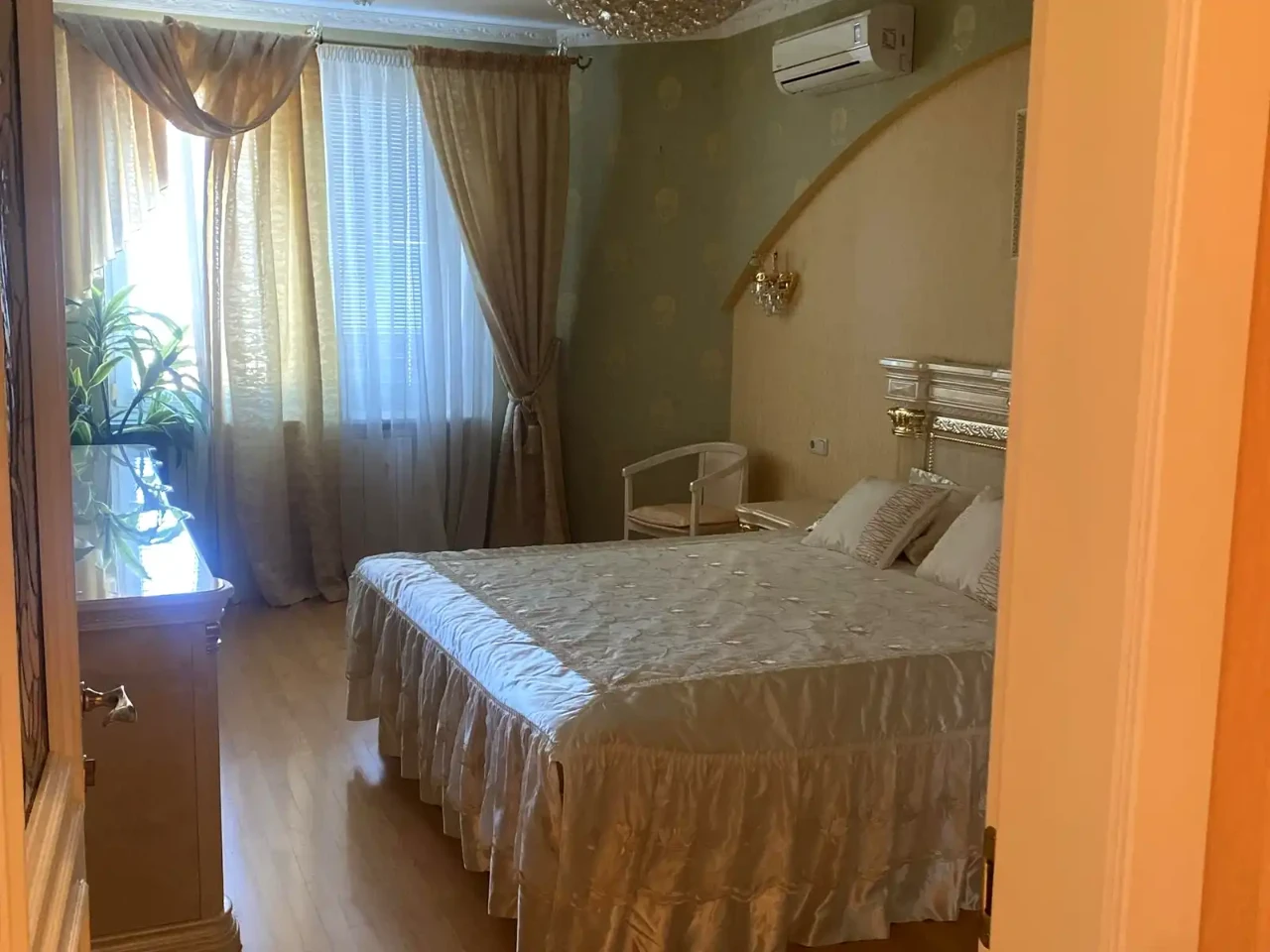 Оренда квартири 3-кімн. 114 м² 22/24 пов.