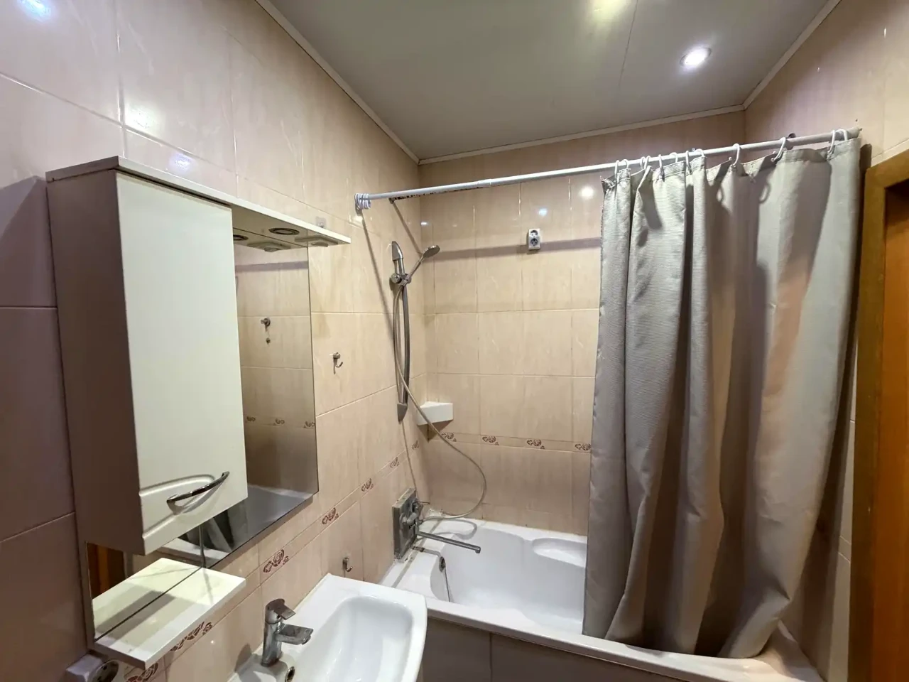 Selling 3-bedroom apartment 98.5 sq m, 2nd floor / 16 floors.
