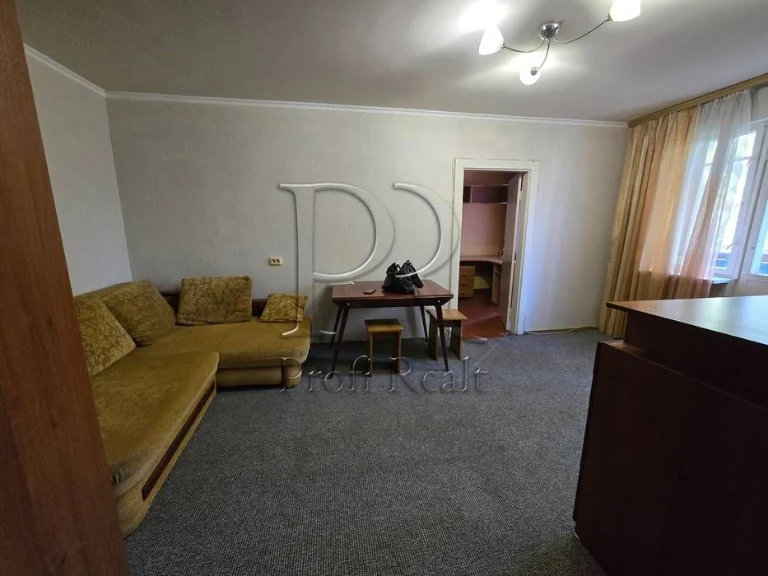 Sale of a 2-room apartment on Donets Street 26