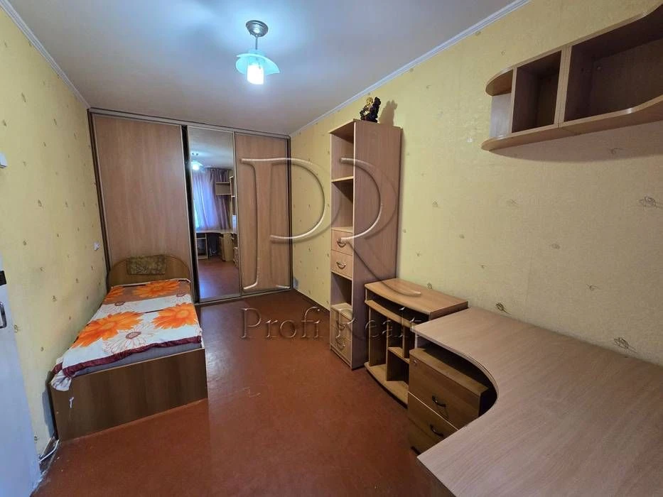 Sale of a 2-room apartment on Donets Street 26