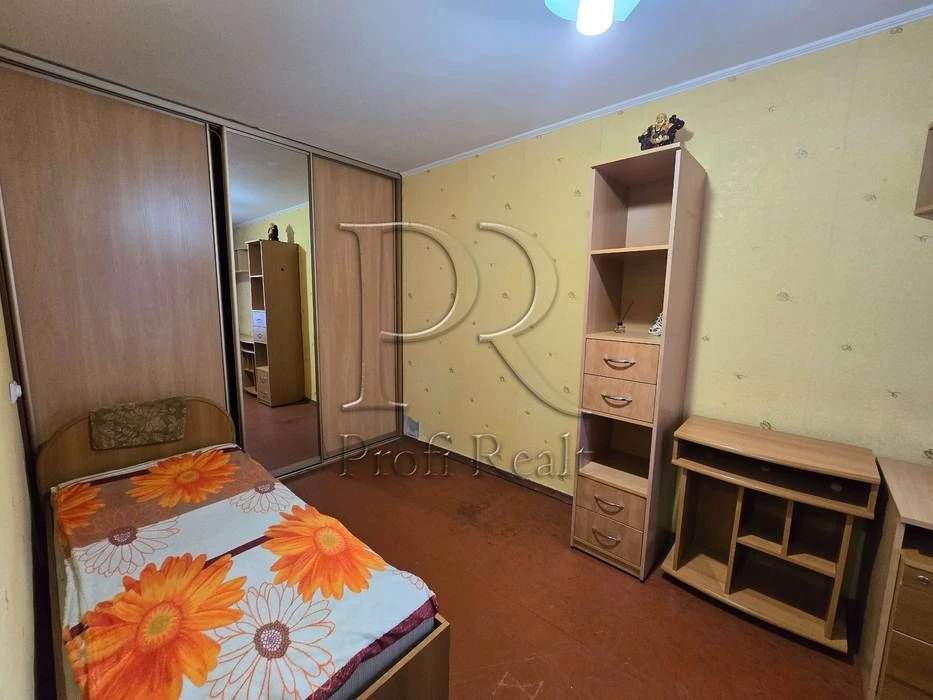 Sale of a 2-room apartment on Donets Street 26