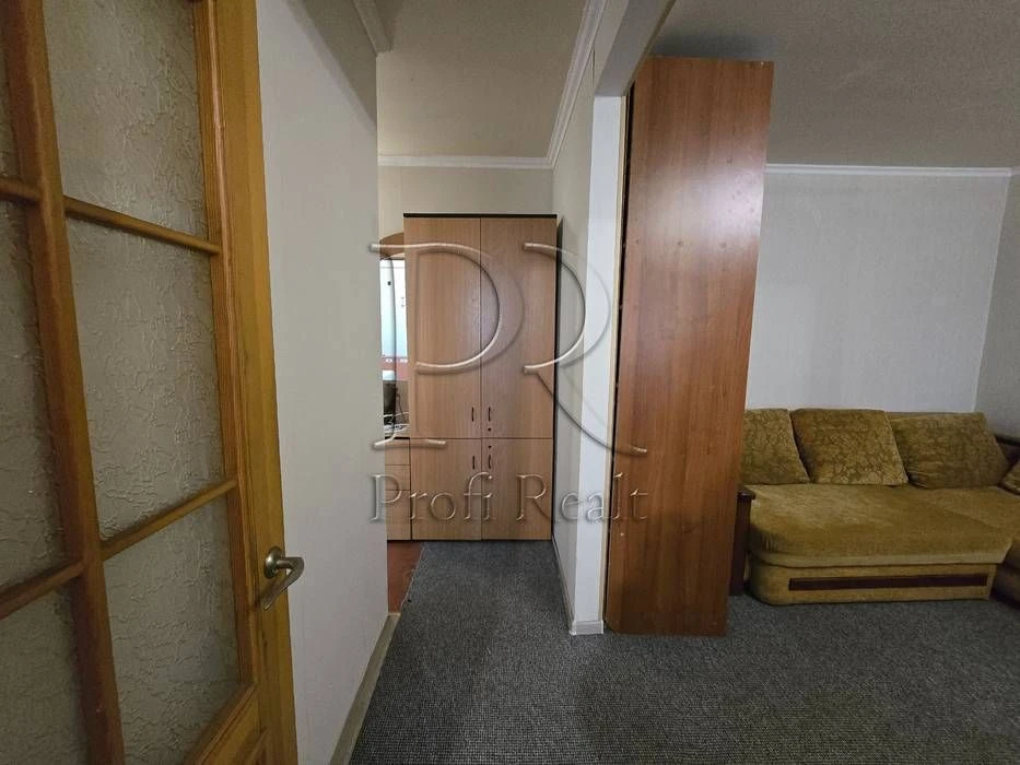 Sale of a 2-room apartment on Donets Street 26