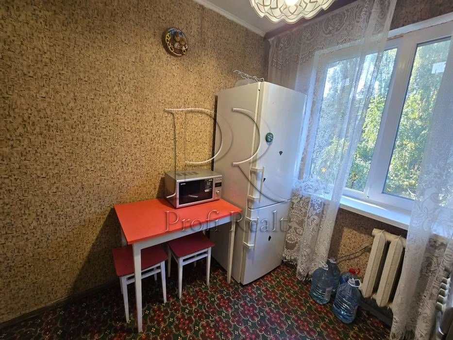 Sale of a 2-room apartment on Donets Street 26