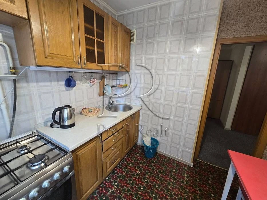 Sale of a 2-room apartment on Donets Street 26