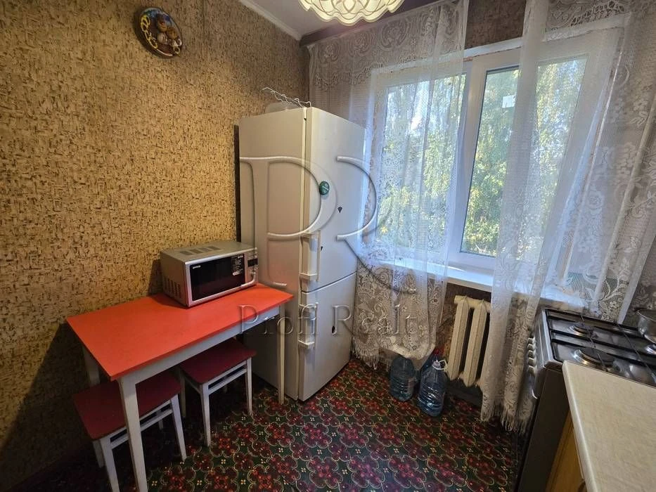 Sale of a 2-room apartment on Donets Street 26