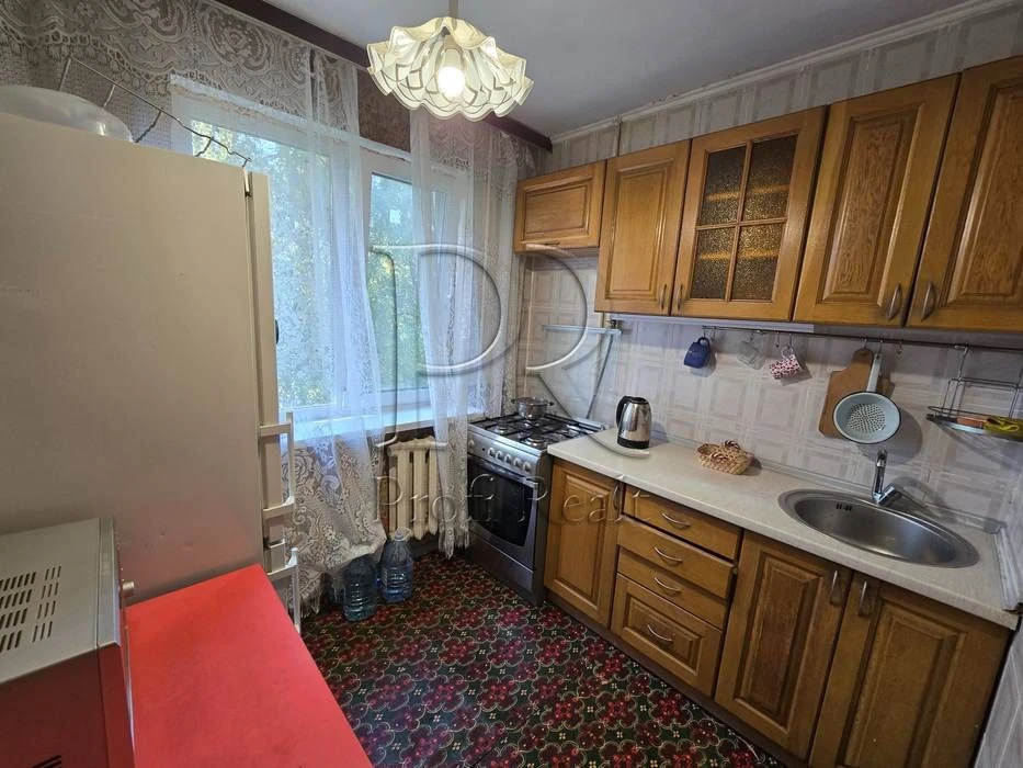 Sale of a 2-room apartment on Donets Street 26