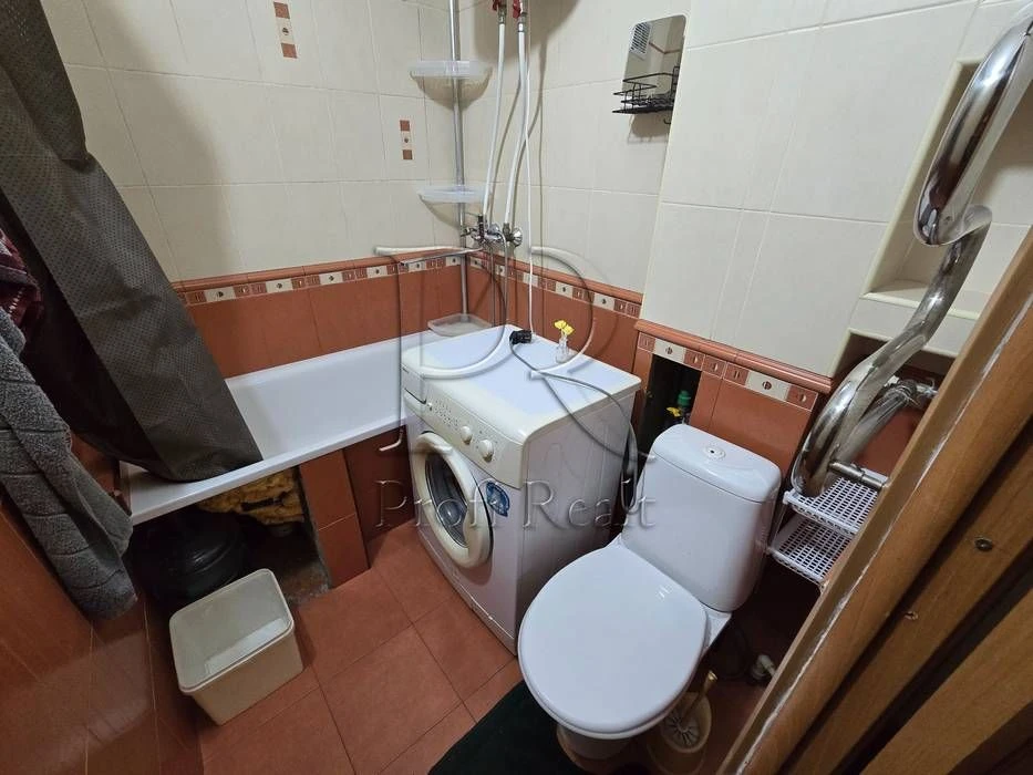 Sale of a 2-room apartment on Donets Street 26