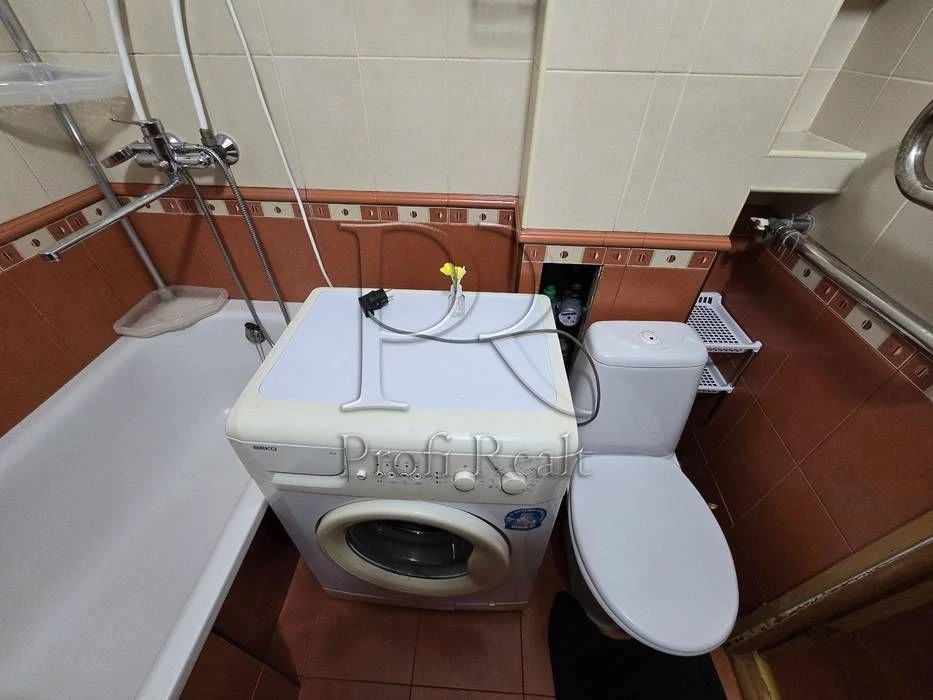 Sale of a 2-room apartment on Donets Street 26