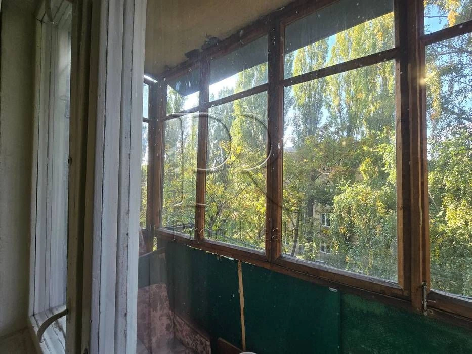 Sale of a 2-room apartment on Donets Street 26