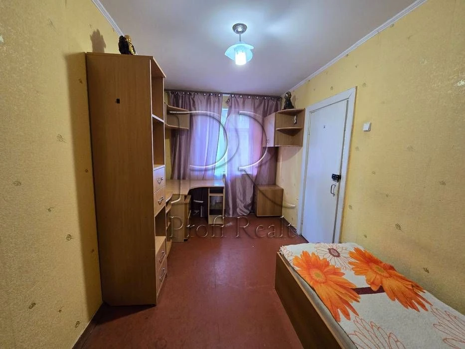 Sale of a 2-room apartment on Donets Street 26