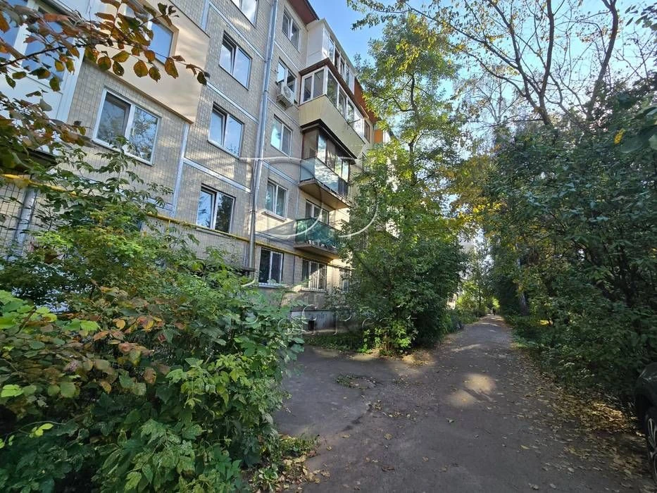 Sale of a 2-room apartment on Donets Street 26