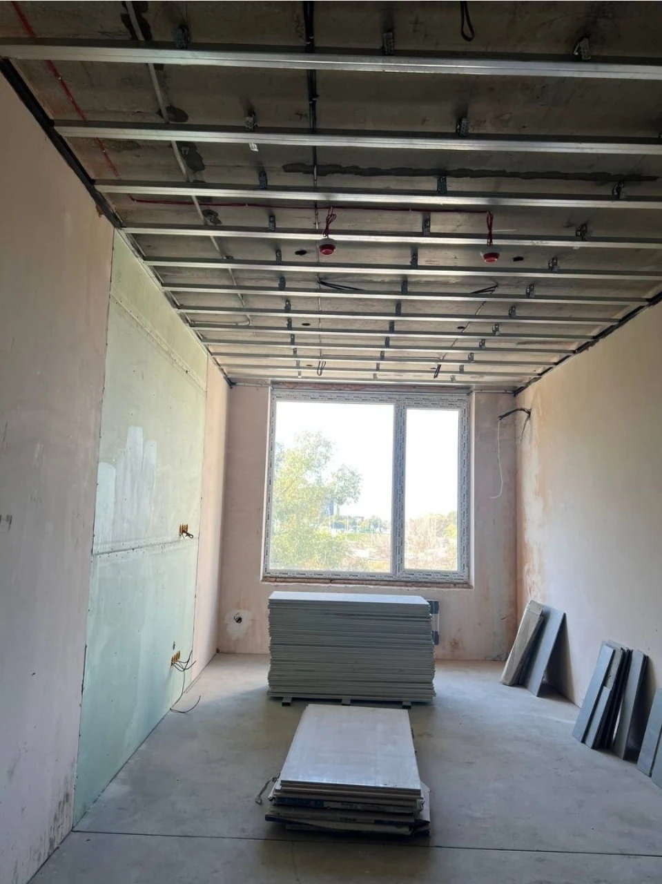 Sale of a 1-room apartment in the "Metropolis" residential complex (Building 3.3) without % -
