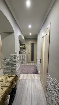 Продається 2кімнатна квартира (65кв.м) 1/3 цегляний гараж, капітальний ремонт, меблі