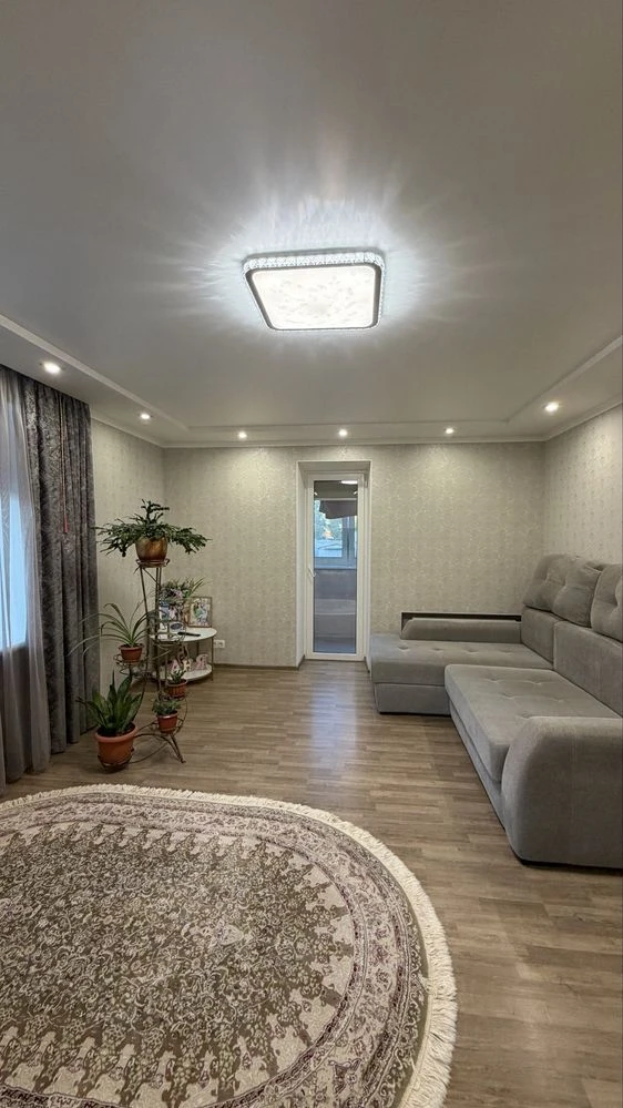 Продається 2кімнатна квартира (65кв.м) 1/3 цегляний гараж, капітальний ремонт, меблі