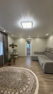 Продається 2кімнатна квартира (65кв.м) 1/3 цегляний гараж, капітальний ремонт, меблі