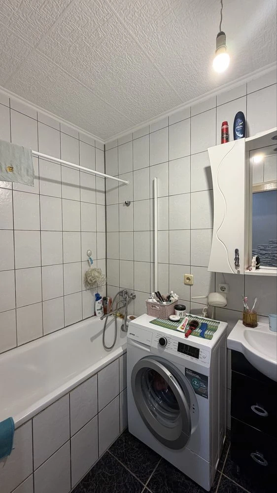 Продається 2кімнатна квартира (65кв.м) 1/3 цегляний гараж, капітальний ремонт, меблі