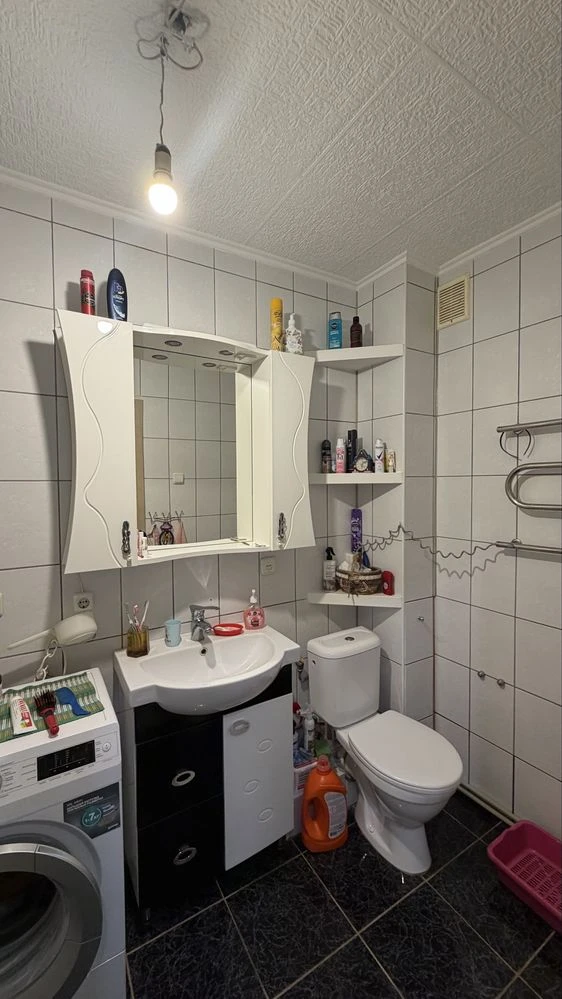 Продається 2кімнатна квартира (65кв.м) 1/3 цегляний гараж, капітальний ремонт, меблі