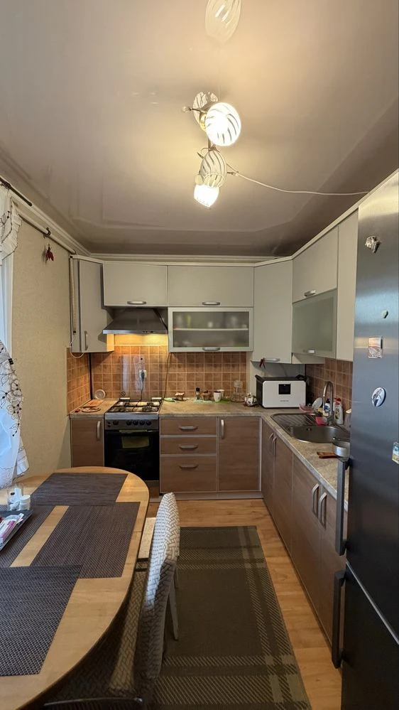 Продається 2кімнатна квартира (65кв.м) 1/3 цегляний гараж, капітальний ремонт, меблі