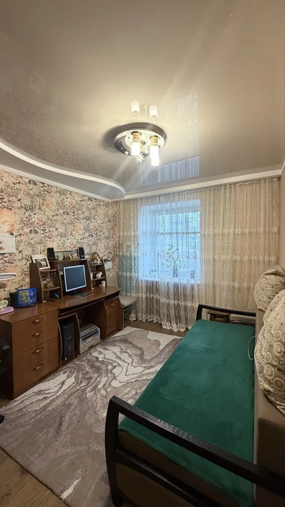 Продається 2кімнатна квартира (65кв.м) 1/3 цегляний гараж, капітальний ремонт, меблі