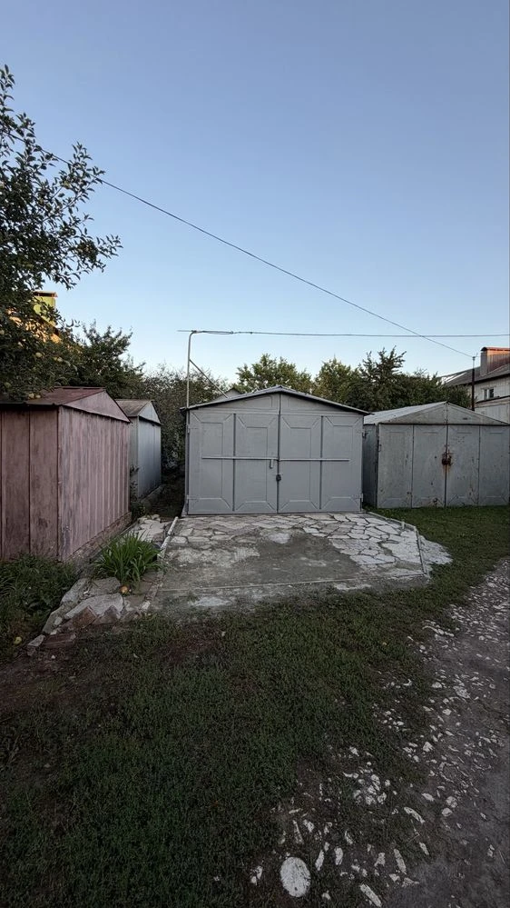 Продається 2кімнатна квартира (65кв.м) 1/3 цегляний гараж, капітальний ремонт, меблі
