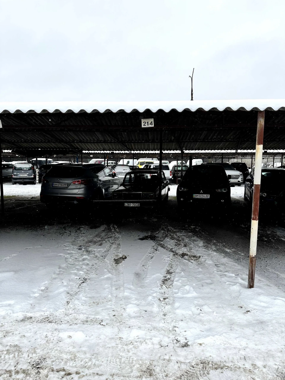Місце на парковці пр. Михайла Лушпи (біля Лавини)