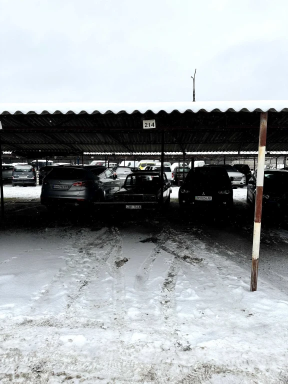 Місце на парковці пр. Михайла Лушпи (біля Лавини)