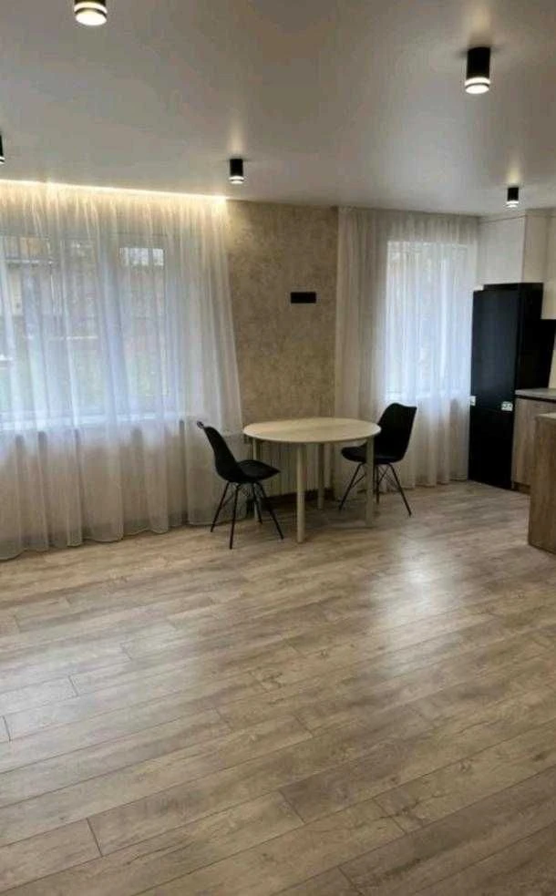 One-bedroom apartment near metro 23 August.