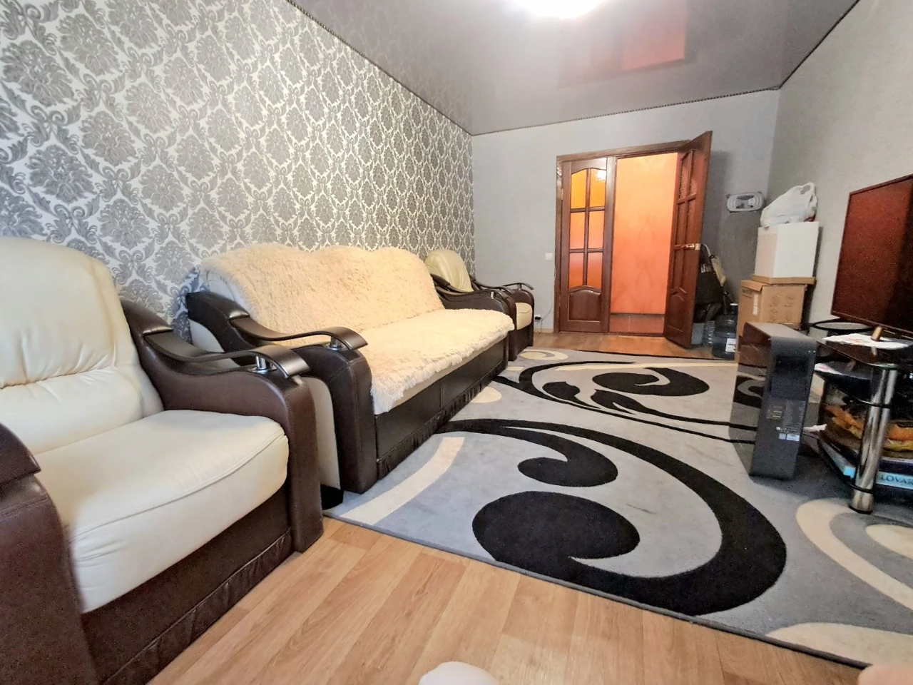 Sale of a beautiful 3-room apartment with renovation. Furniture+appliances!